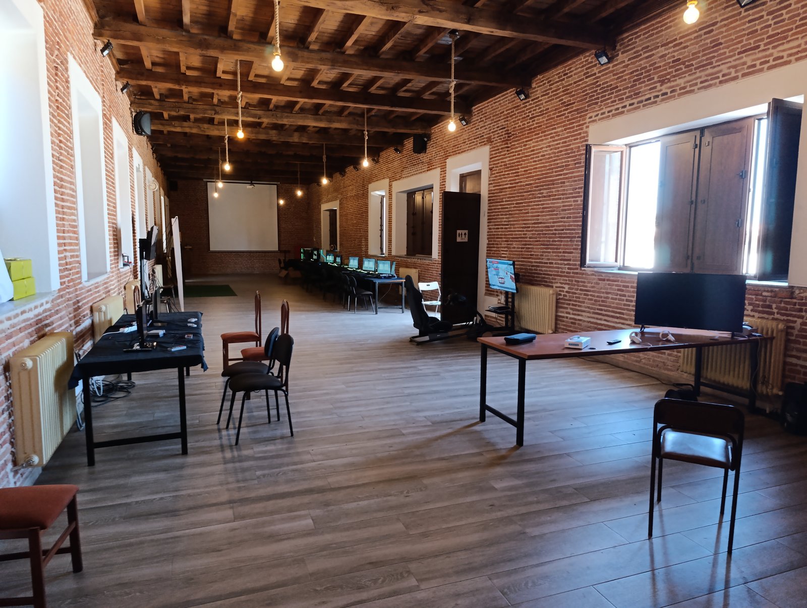 Montaje completo de un evento RetoChampions con simuladores, VR y estaciones de juego