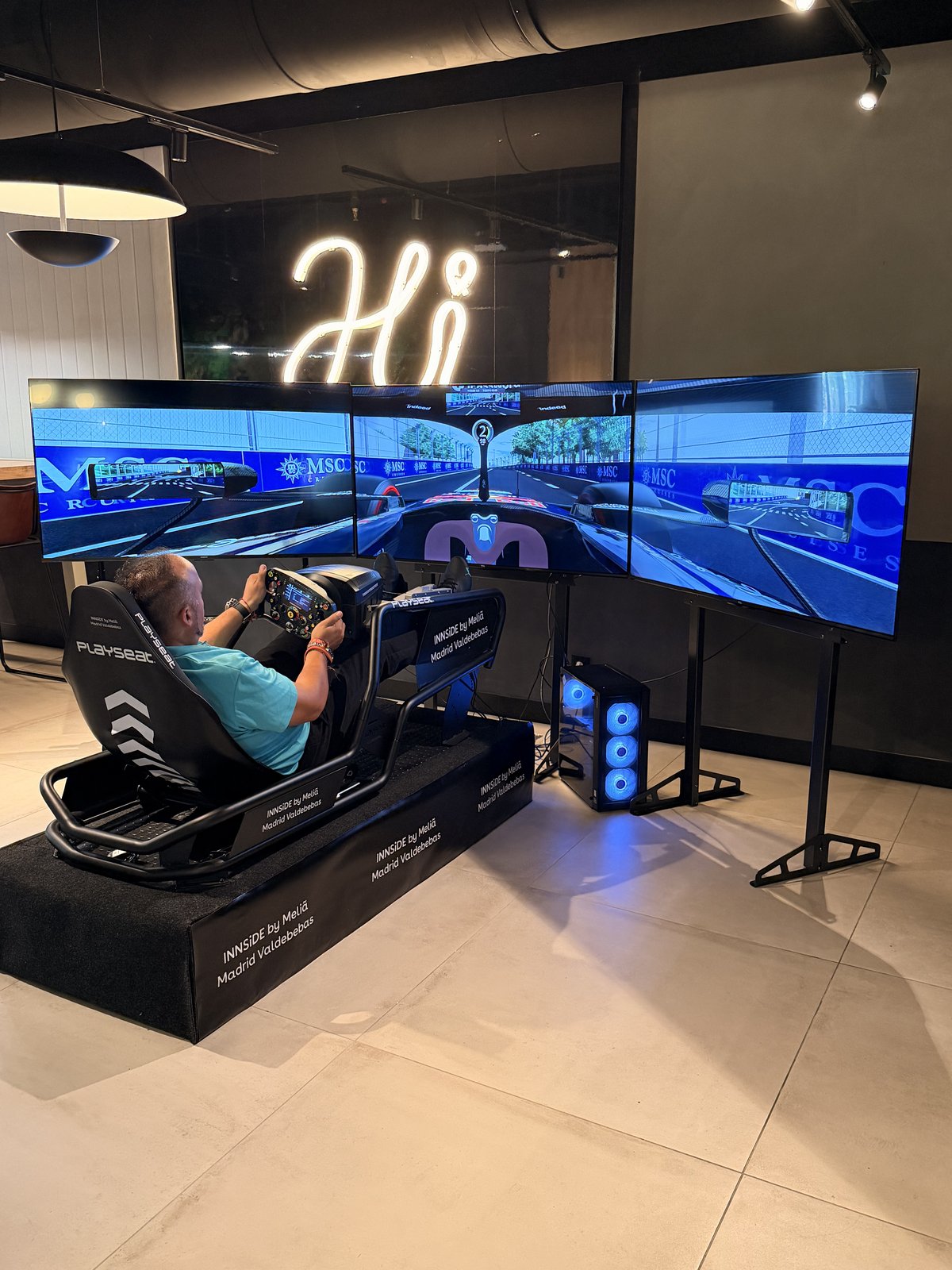 Participante en un simulador de conducción durante una experiencia RetoChampions